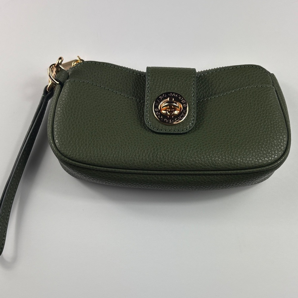 MARC JACOBS - Green Pebbled Leather Wristlet with Turn-Lock Accent